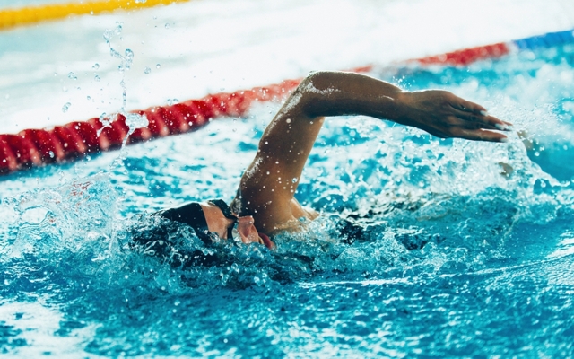Frau beim Kraulschwimmen Frau beim Kraulschwimmen