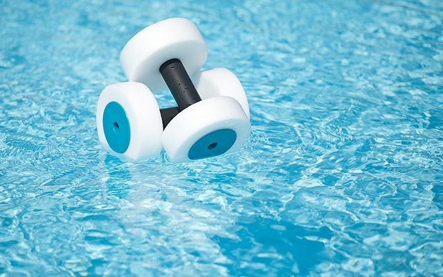 Hanteln für Aquagymnastik schwimmen im Wasser Hanteln für Aquagymnastik schwimmen im Wasser