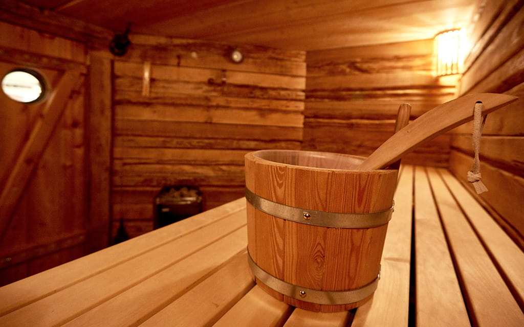 Sauna von innen mit einem Aufgusseimer