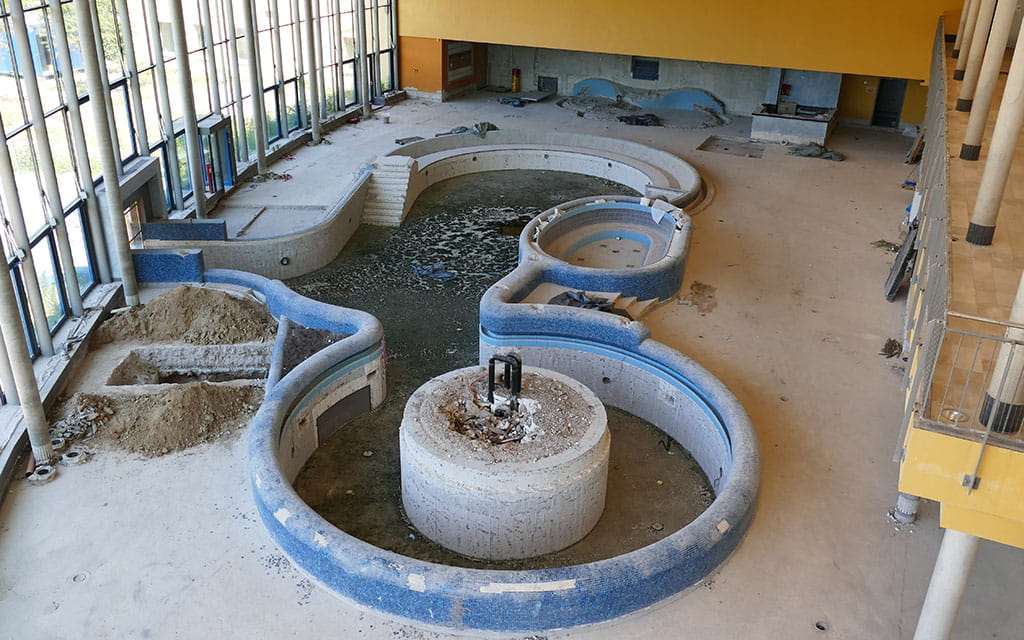 Wellnessbereich ohne Wasser in den Schwimmbecken während des Umbaus im Taubertsbergbad Mainz