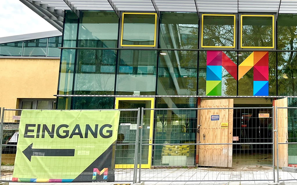 Gelbes Eingangsschild zum Mainzer Taubertsbergbad während der Umbauphase