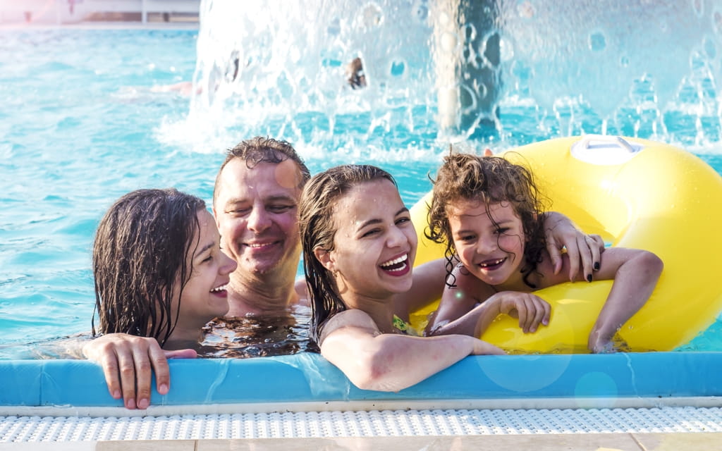 Familie am Beckenrand im Taubertsbergbad Mainz