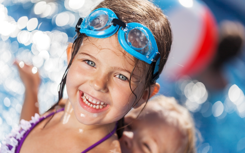 Kleines Mädchen mit Taucherbrille im Wasser