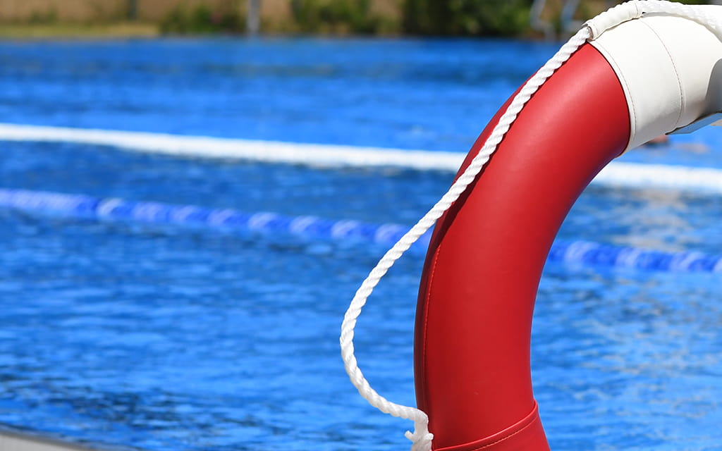 Rettungsring vor dem Freibad-Becken