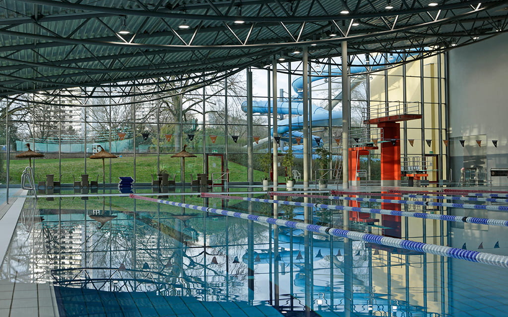 Schwimmerbecken des Taubertsbergbades Sportbad