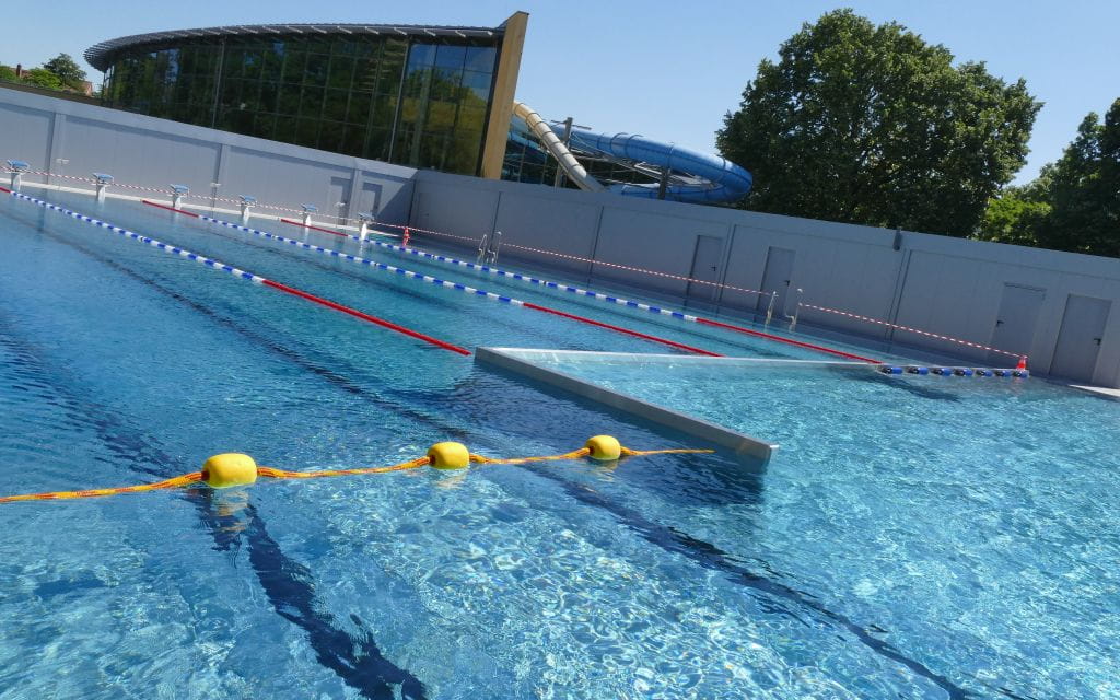 Schwimmerbecken des Freibades Taubertsberg vor der Eröffnung Schwimmerbecken des Freibades Taubertsberg vor der Eröffnung
