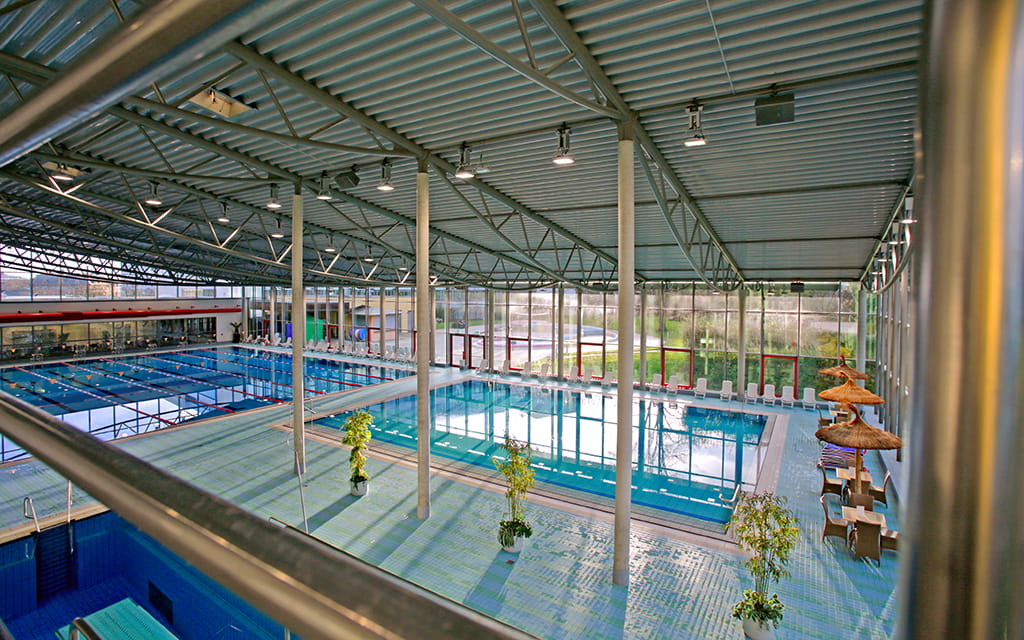 Sportbad von oben mit Blick auf das Schwimmerbecken und das Nichtschwimmerbecken