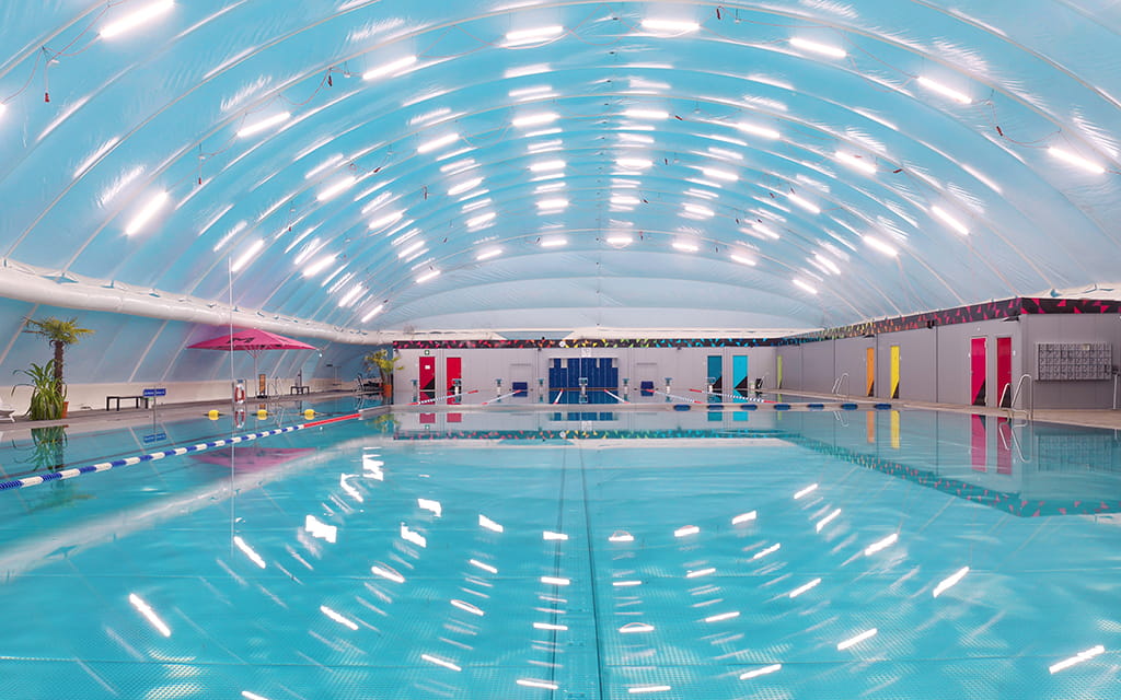 Die Traglufthalle des Mainzer Taubertsbergbads in hellem Licht und ohne Menschen