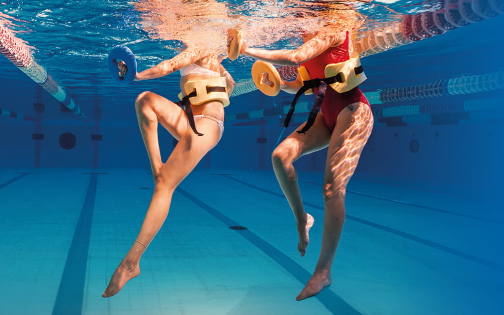 Unterwasseraufnahme von zwei Personen beim Aqua-Jogging im Taubertsbergbad Mainz