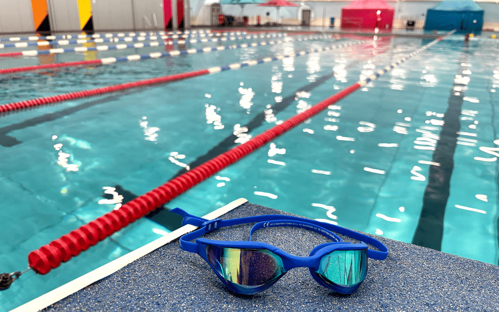 Taucherbrille Taucherbrille am Beckenrand