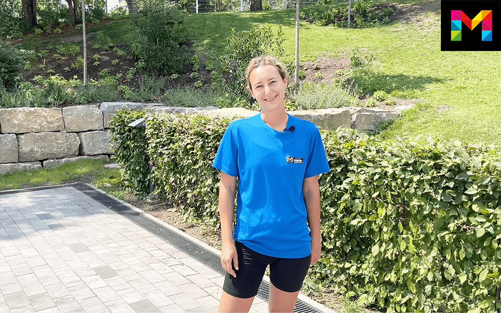 Denice Calinescu vor einer Wiese im Freibad