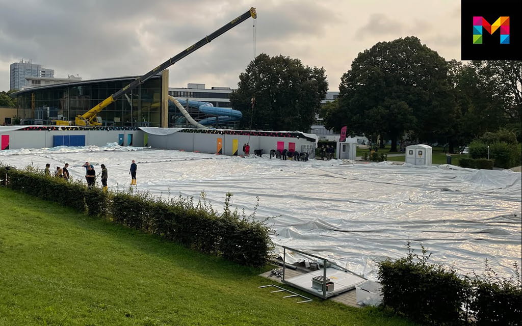 Dach der Traglufthalle auf dem Schwimmbecken