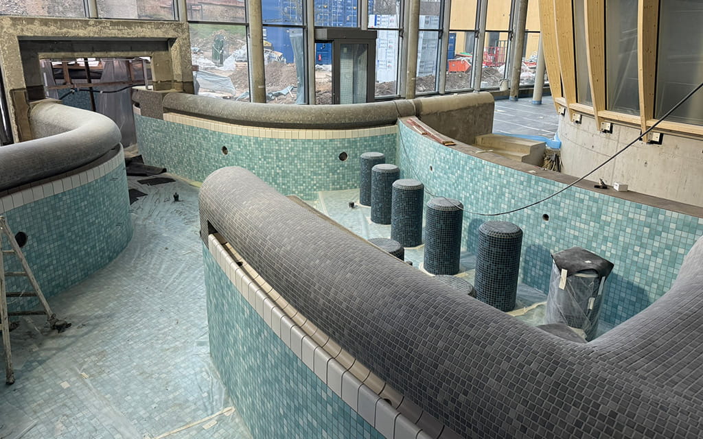 Poolbar vor der Fasssauna ohne Wasser im Becken