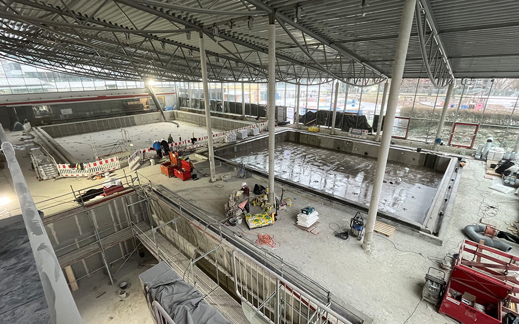 Schwimmhalle aus der Perspektive des Sprungturms während des Umbaus