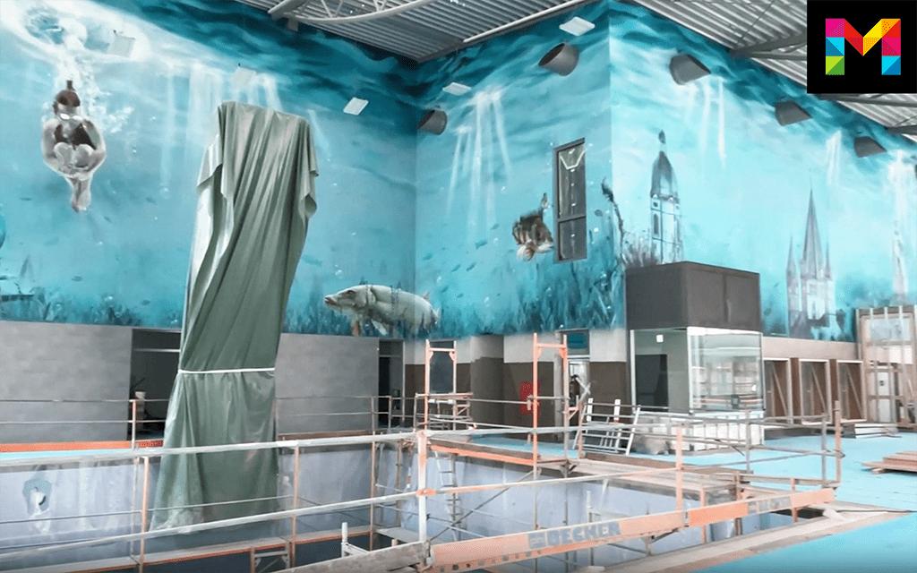 Bemalte Schwimmbadwand auf einer Baustelle