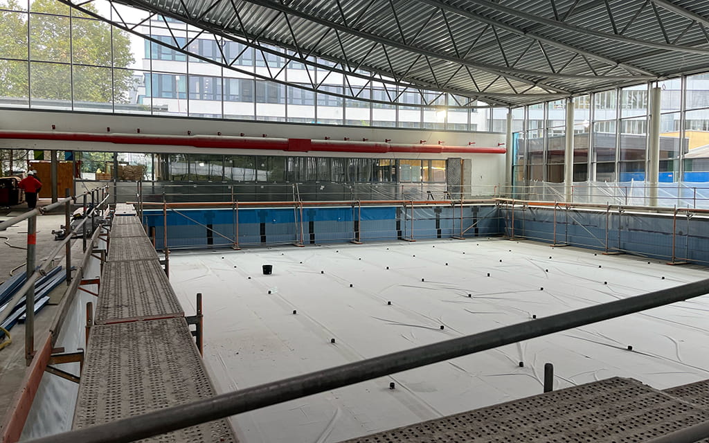 Leeres Schwimmbecken auf einer Baustelle