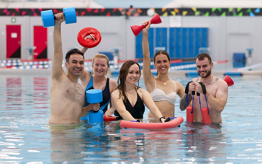 Gruppe von Menschen macht Sportübungen im Wasser im Taubertsbergbad Mainz Gruppe von Menschen macht Sportübungen im Wasser im Taubertsbergbad Mainz