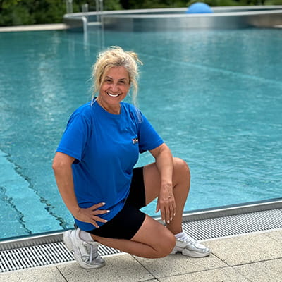 Maisaa Fakhouri vor einem Schwimmbecken