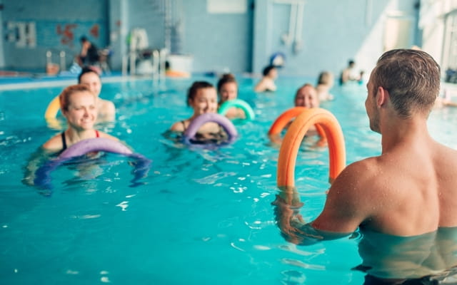 Junge Menschen bei der Aquafitness in Mainz Junge Menschen bei der Aquafitness in Mainz