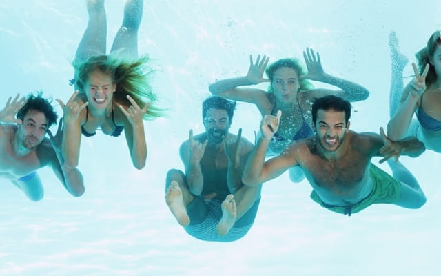 Junge Menschen unter Wasser während eines Schwimmkurses für Erwachsene in Mainz Junge Menschen unter Wasser während eines Schwimmkurses für Erwachsene in Mainz