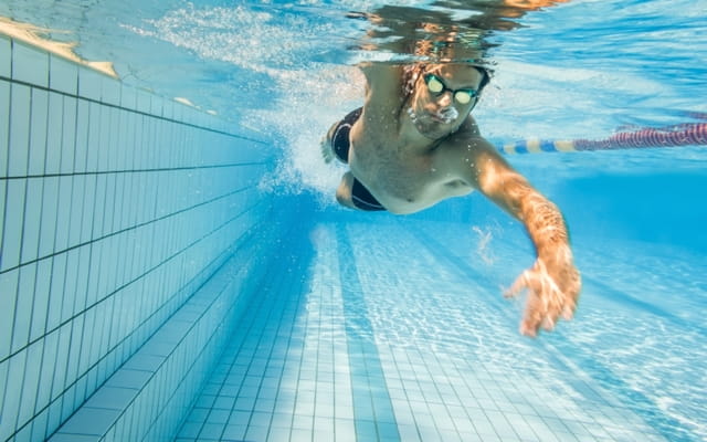 Mann beim Kraulschwimmen repräsentiert den Technik-Schwimmkurs für Erwachsene in Mainz