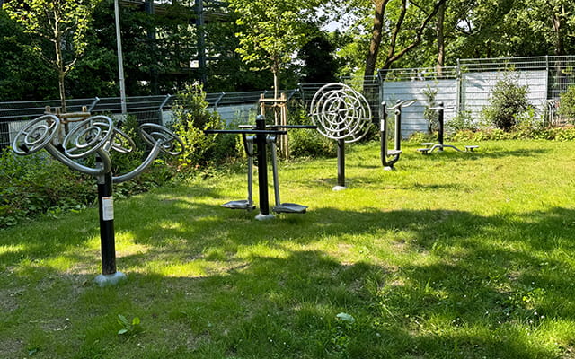 Fitnessgeräte auf einer Wiese