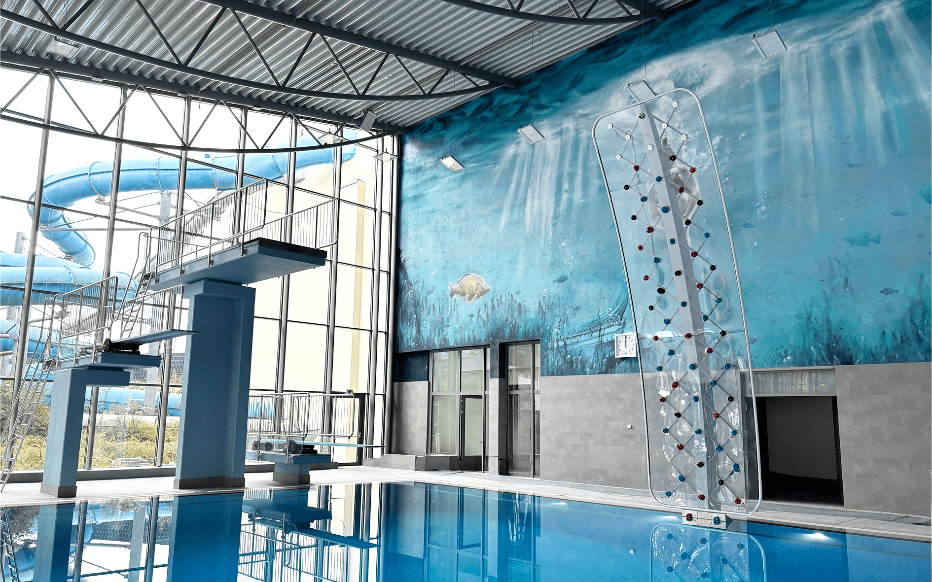 Sprungturm und Kletterwand