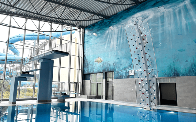 Sprungturm und Kletterwand