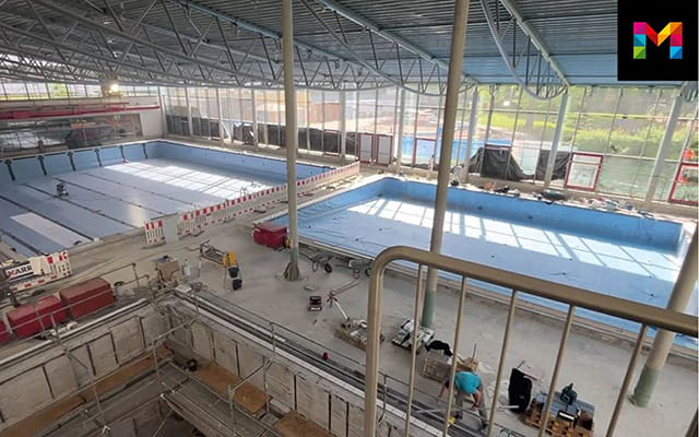 Blick von oben auf eine Baustelle im Schwimmbad
