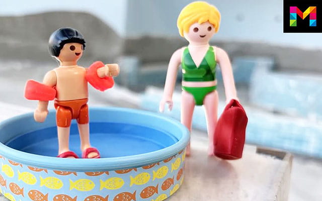 Playmobil-Figuren im Schwimmbad