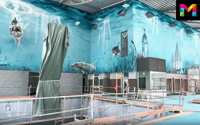 Bemalte Schwimmbadwand auf einer Baustelle