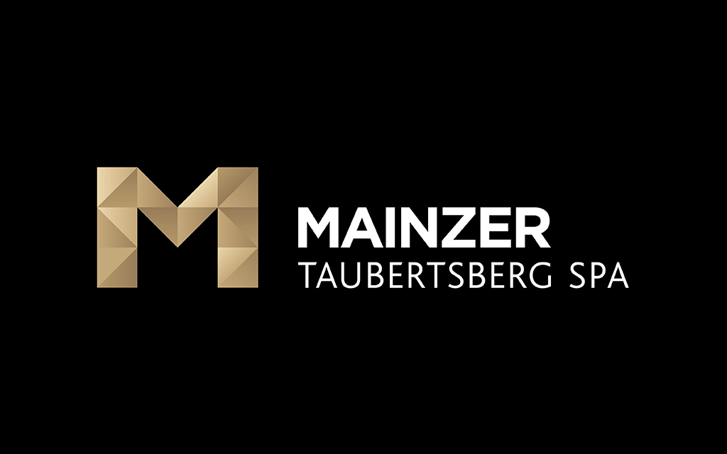 goldenes M-Logo des Mainzer Taubertsberg Spas auf schwarzem Hintergrund